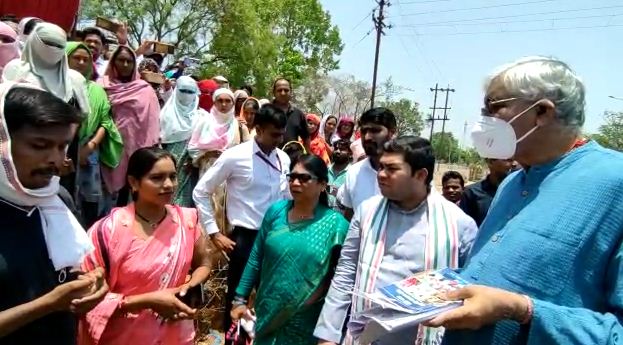 कार से उतरकर मनरेगा कर्मियों से चर्चा की सिंहदेव ने