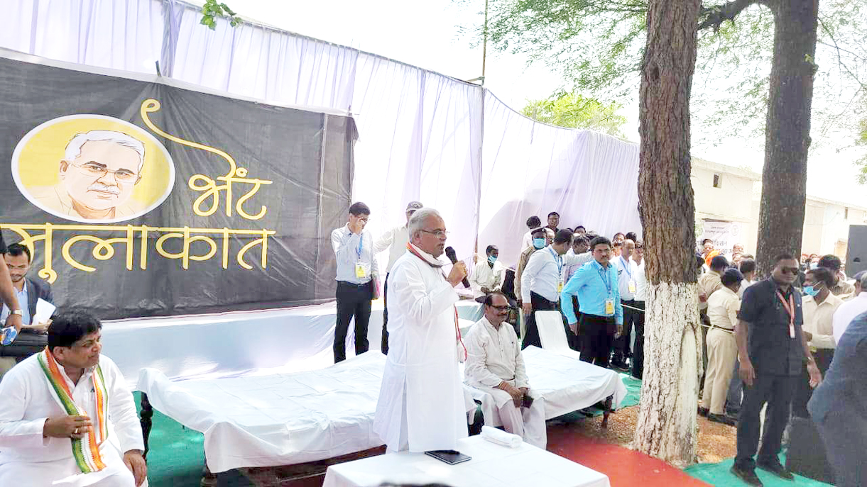  ग्रामीणों की भीड़ में सीएम बघेल ने माइक में डीएफओ, रेंजर को निलंबित करने की घोषणा की