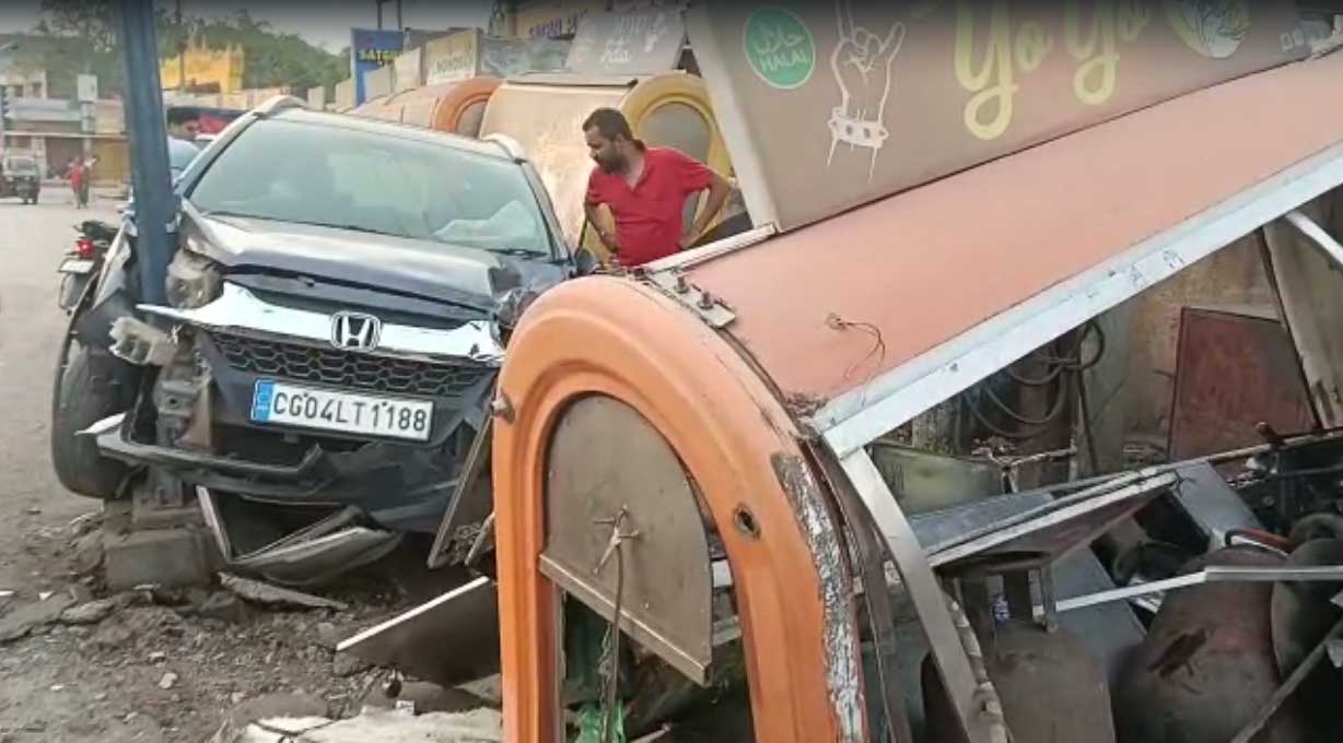 तेलीबांधा में कार दुर्घटना, सभी सुरक्षित