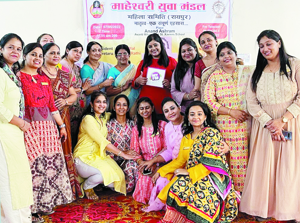 माहेश्वरी महिला समिति ने वृद्धाश्रम में मनाया मदर्स डे