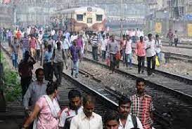 मुंबई : तकनीकी खामी के कारण लोकल ट्रेन सेवाओं में विलंब, यात्री पैदल ही पटरियों पर चले