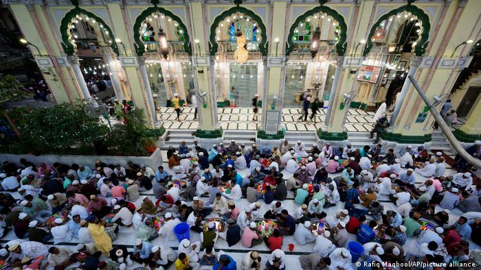 महाराष्ट्र की 900 मस्जिदों ने मानी राज ठाकरे की बात महाराष्ट्र की 900 मस्जिदों ने मानी राज ठाकरे की बात