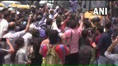 दिल्ली के शाहीन बाग़ में अतिक्रमण पर चला बुलडोजर, विरोध में सड़क पर उतरे लोग