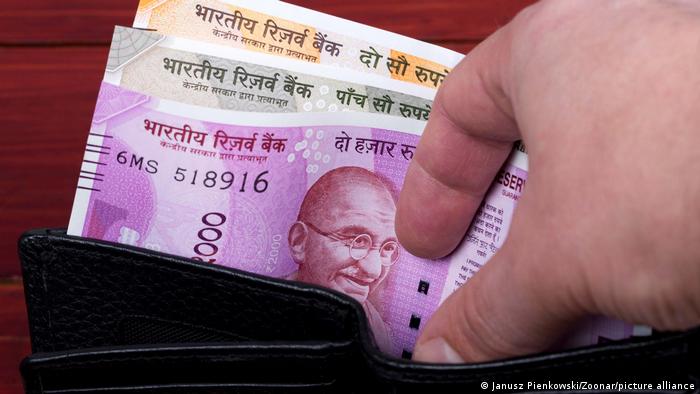 फिर लुढ़का रुपया डॉलर के आगे, पंहुचा सबसे निचले स्तर पर