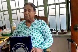 ममता को सम्मानित किये जाने के विरोध में लेखिका ने अपना पुरस्कार लौटाया