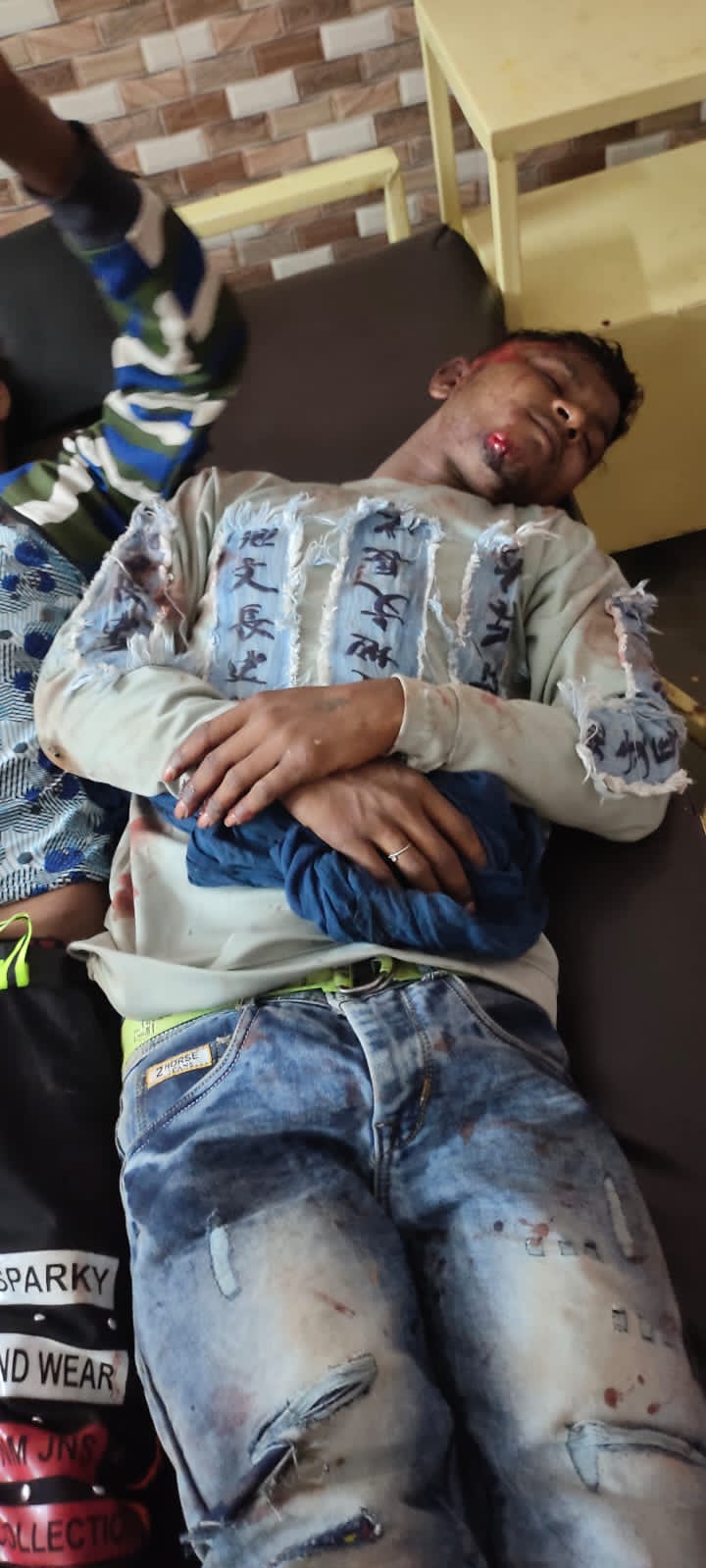 दो दर्जन बारातियों से भरी पिकअप पलटी, तीन मौत