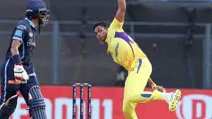 धोनी ने किसे डेथ ओवर का बेहतरीन गेंदबाज़ बताया और बांधे तारीफ़ों के पुल