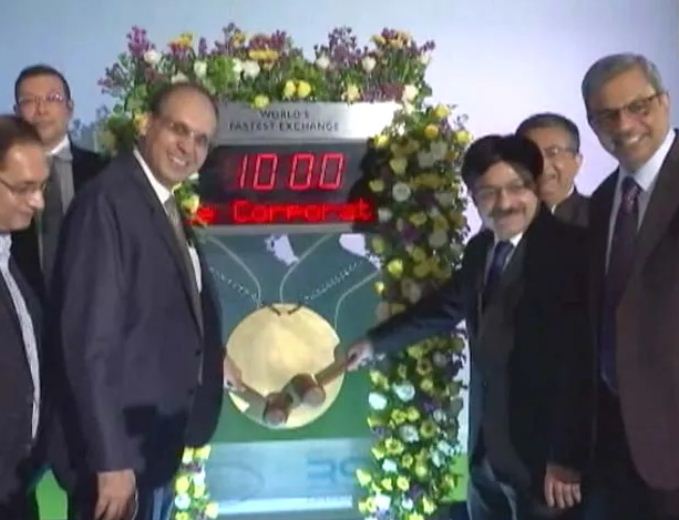 देश का सबसे बड़ा IPO: 8.62% गिरावट के साथ लिस्ट हुआ LIC का शेयर, 867.20 रुपये में बिका