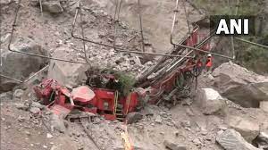 जम्मू कश्मीर राजमार्ग पर सुरंग का एक हिस्सा गिरा, चार लोग घायल, कई फंसे