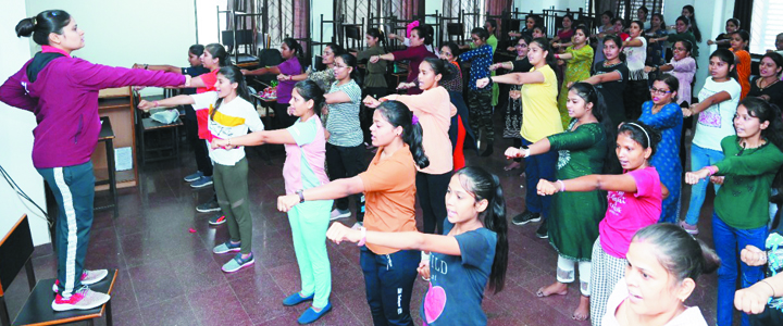 मैक सॉलिटियर में प्रतिभागियों ने सीखे आत्मरक्षा के गुर