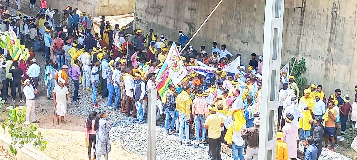 परसा कोल खदान के विरोध में आदिवासियों का पटरी जाम