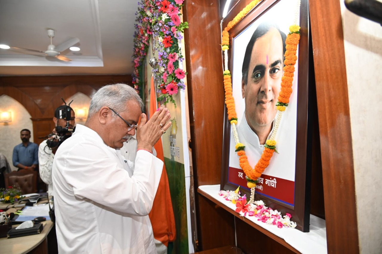 शहादत दिवस पर राजीव गांधी को श्रद्धांजलि