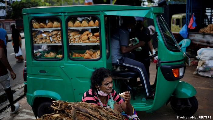 श्रीलंका में लोगों के भूखे मरने की नौबत देख सरकार ने बदला रुख
