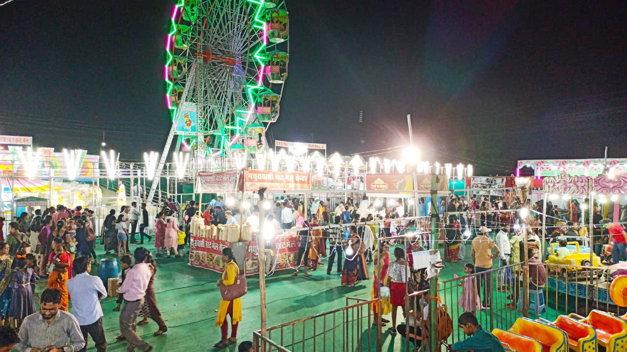 डिज्ऩीलैंड मेले में बढऩे लगी रौनक झूलों का आनंद ले रहे बच्चे-युवा