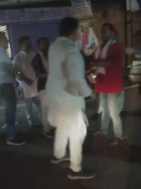 देखें VIDEO :  सिंहदेव गए और कांग्रेसी आपस में भिड़े, वीडियो फैला