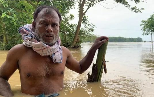  असम में बाढ़ से तबाही, 'घर छोड़कर नहीं भागती तो ज़िंदा नहीं बचती': ग्राउंड रिपोर्ट