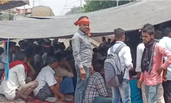 लखीसराय के बड़हिया स्टेशन की पटरी पर जमे प्रदर्शनकारी, 56 से अधिक ट्रेनों का रूट डायवर्ट, 30 रद्द