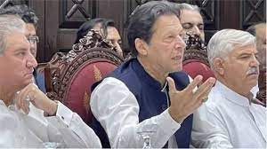 पाकिस्तान के पीएम शहबाज़ शरीफ़ ने क्यों कहा- इमरान ख़ान को ये देश कॉलर से पकड़ेगा