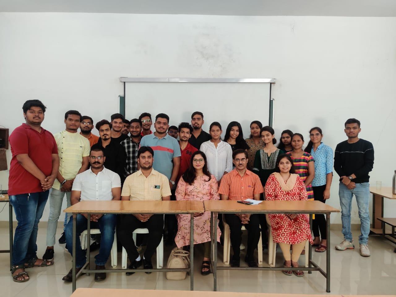 न्यूज एंकर चुन्नी गजेंद्र का अग्रसेन महाविद्यालय में संवाद