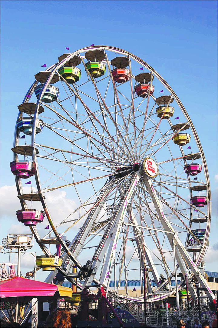 फन वल्र्ड फेयर मनोरंजन मेले में उमड़ी भीड़