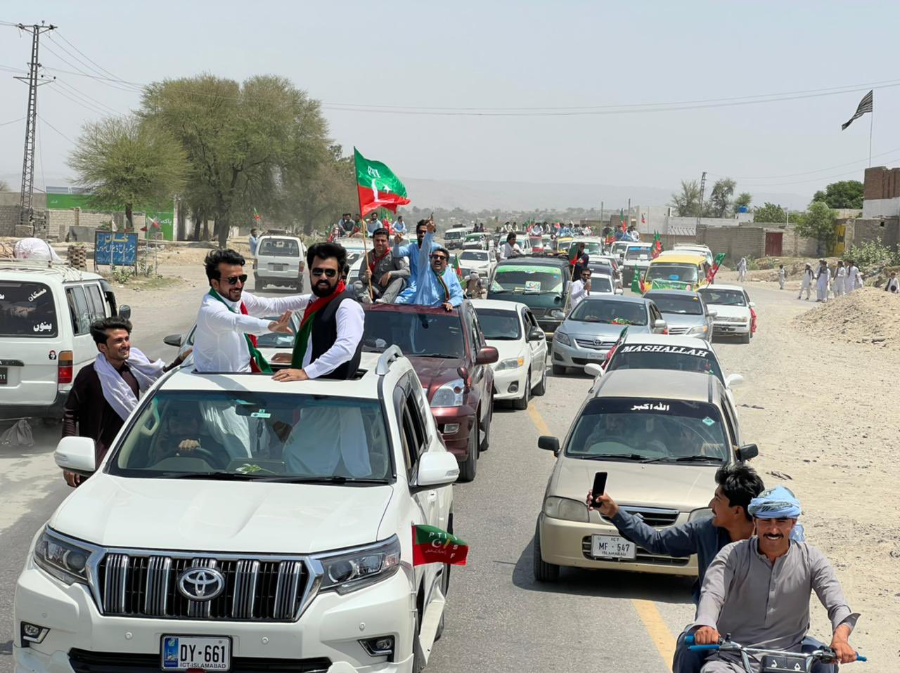 इस्लामाबाद मार्च पर कितना पैसा ख़र्च कर रही है इमरान ख़ान की पार्टी