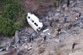 कश्मीर में गहरी खाई में एक वाहन के गिरने से कई लोगों की मौत की आशंका