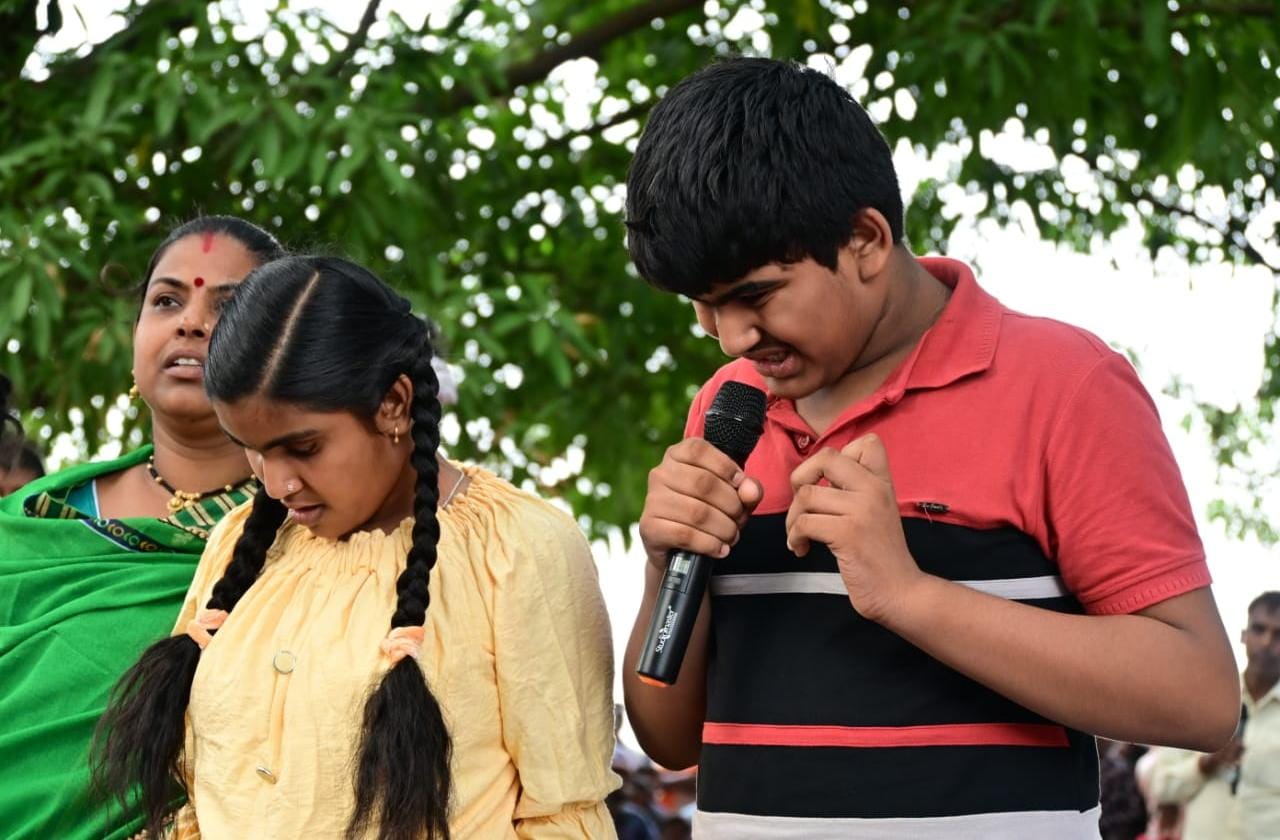 सीएम ने दो दिव्यांग बच्चों को स्मार्टफोन और टेप रिकॉर्डर खरीदने दिए डेढ़ लाख