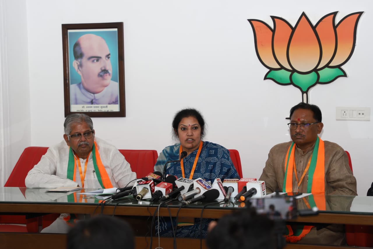 पुरंदेश्वरी ने कांग्रेस से पूछा- अपना सीएम का चेहरा कौन होगा बताएं