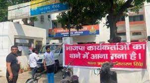 उत्तर प्रदेश के मेरठ जिले में पुलिस थाने पर लगा पोस्टर वायरल
