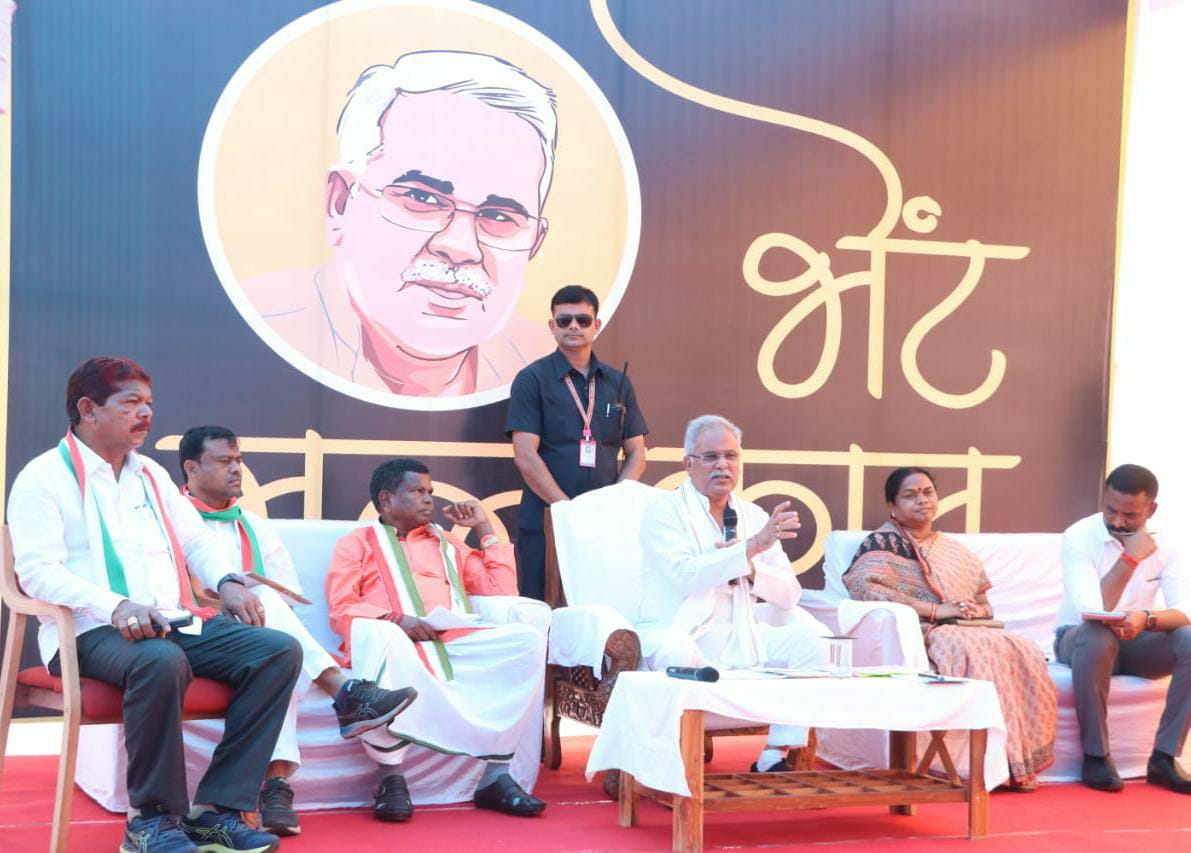 अफसरों से बोले सीएम, काम को आनंद मानकर कीजिए, बोझ बिल्कुल न लें