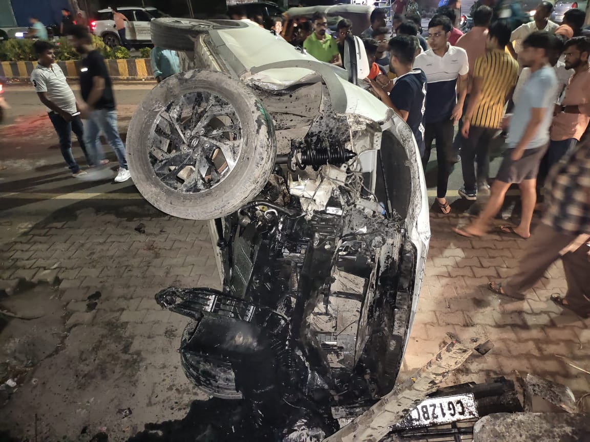 दूसरी कार को ठोकर मारकर भाग रहे थे, बर्निंग कार हादसा