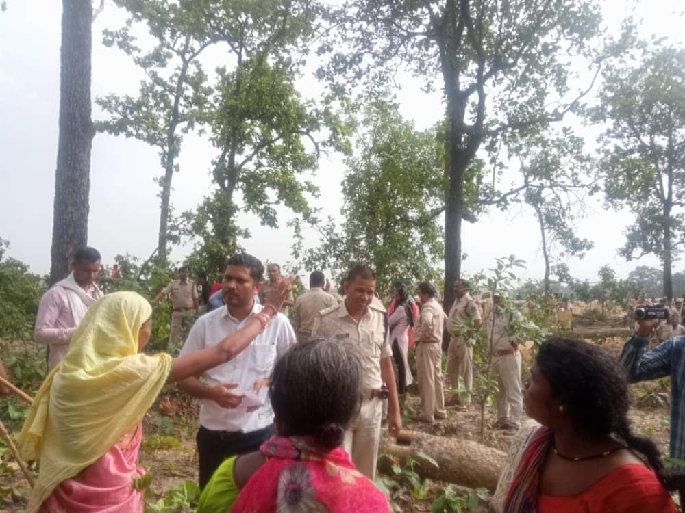 परसा ब्लॉक में पुलिस फोर्स के साथ पेड़ों की कटाई शुरू, भारी विरोध के कारण काम रुका