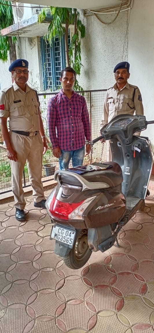 दोपहिया वाहन में घुम - घुम कर मोबाईल फोन चोरी करने वाला शातिर चोर प्रतीक सोनी गिरफ्तार
