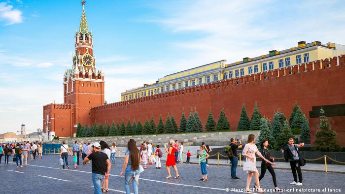 युद्ध के दौर में भी क्या रूस के लोग मजे में हैं