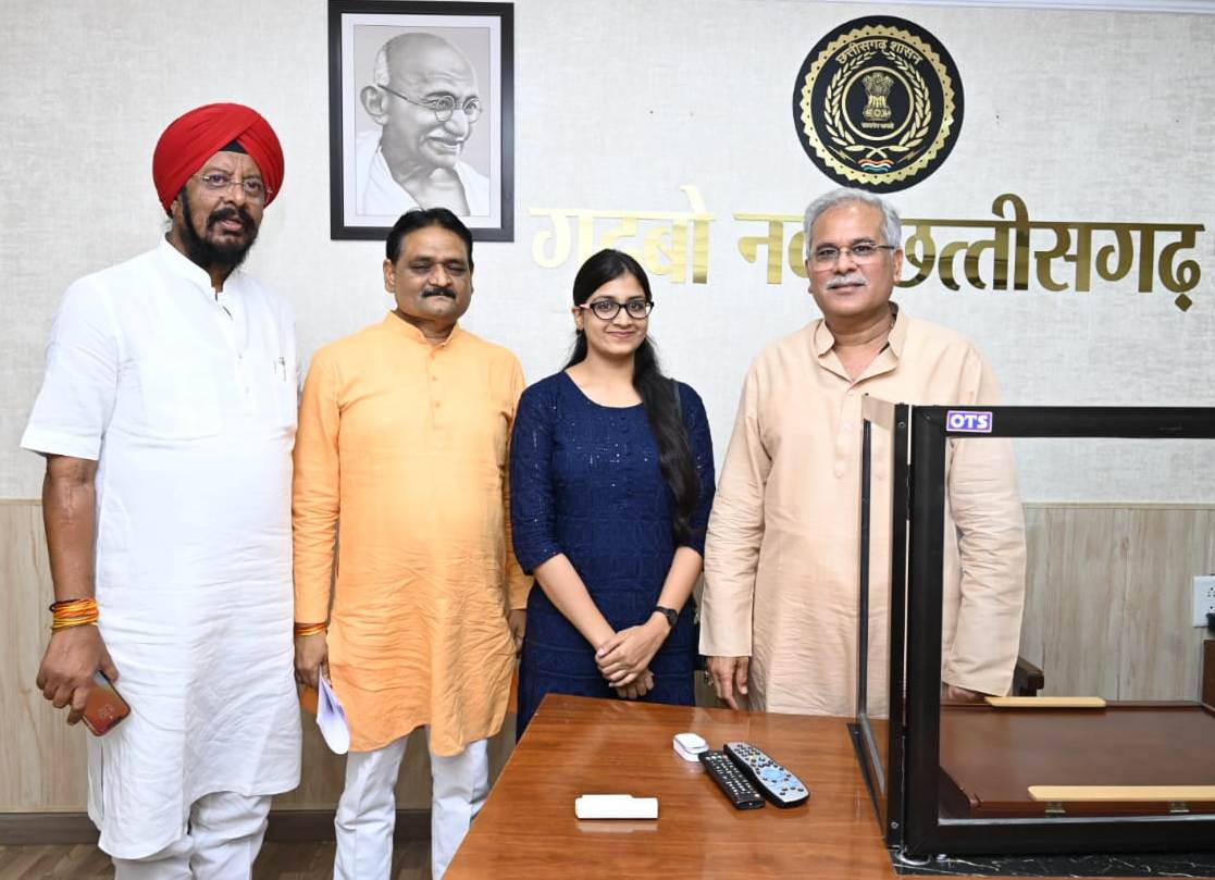 मुख्यमंत्री से यूपीएससी सिविल सेवा परीक्षा में चयनित श्रद्धा शुक्ला ने की मुलाकात
