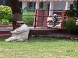अलीगढ़ में कॉलेज में नमाज़ पढ़ने वाले प्रोफ़ेसर पर छिड़ी बहस