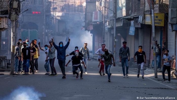 कश्मीर छोड़कर भागे सैकड़ों हिंदू परिवार