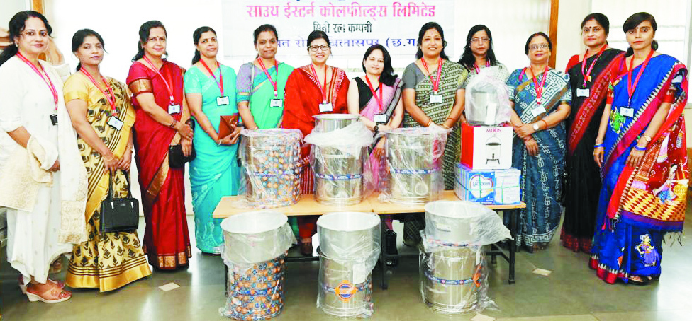 मातृ छाया में श्रद्धा महिला मण्डल ने दी जरूरतमंदों को विविध सामग्री