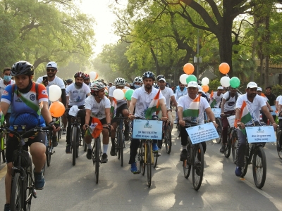 विश्व साइकिल दिवस: अनुराग ठाकुर ने साइकिल चला लोगों को दिया संदेश विश्व साइकिल दिवस: अनुराग ठाकुर ने साइकिल चला लोगों को दिया संदेश