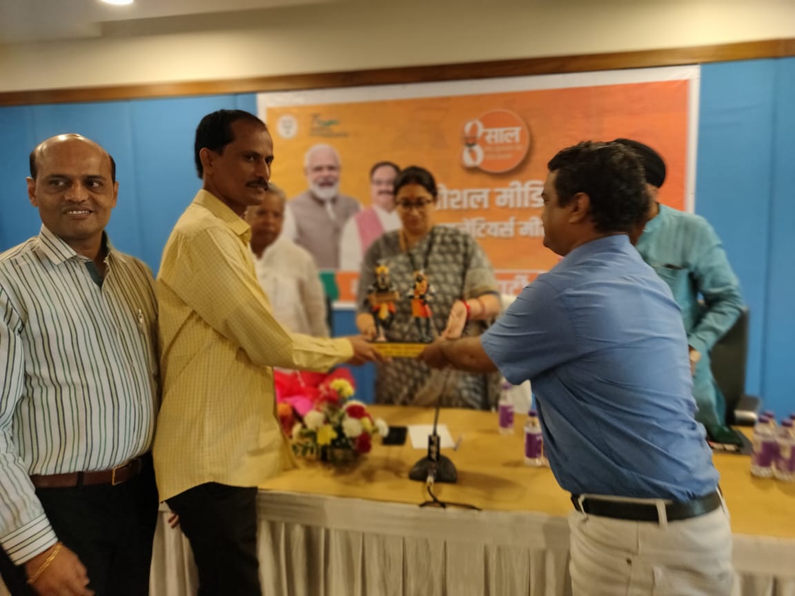 केंद्रीय महिला एवं बाल विकास मंत्री स्मृति ईरानी जी का छत्तीसगढ़ दौरा, भाजपा के सोशल मीडिया वालेंटियर्स से हुईं रूबरू