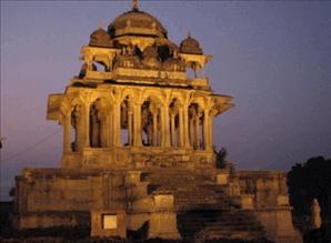 चौरासी खंभों की छतरी