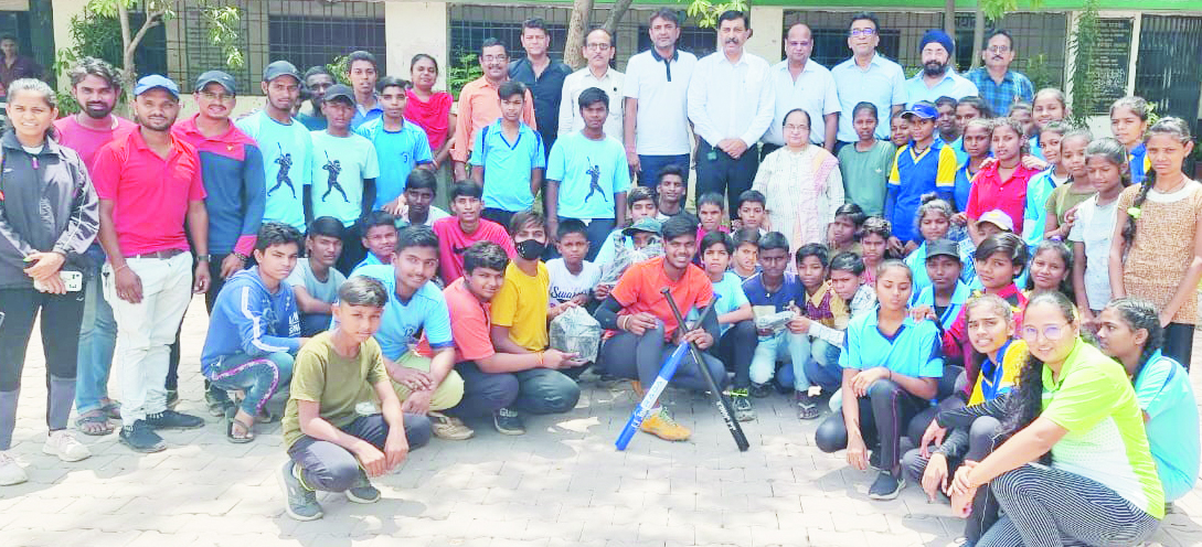 राडा ने सरकारी स्कूल के प्रतिभावान बच्चों को दी खेल सामग्री, किसी भी तरह की जरूरत पूरी करने एसोसिएशन आपके साथ-सिंघानिया