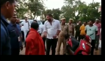 अब उमा भारती ने शराब दुकान पर गोबर फेंका अब उमा भारती ने शराब दुकान पर गोबर फेंका