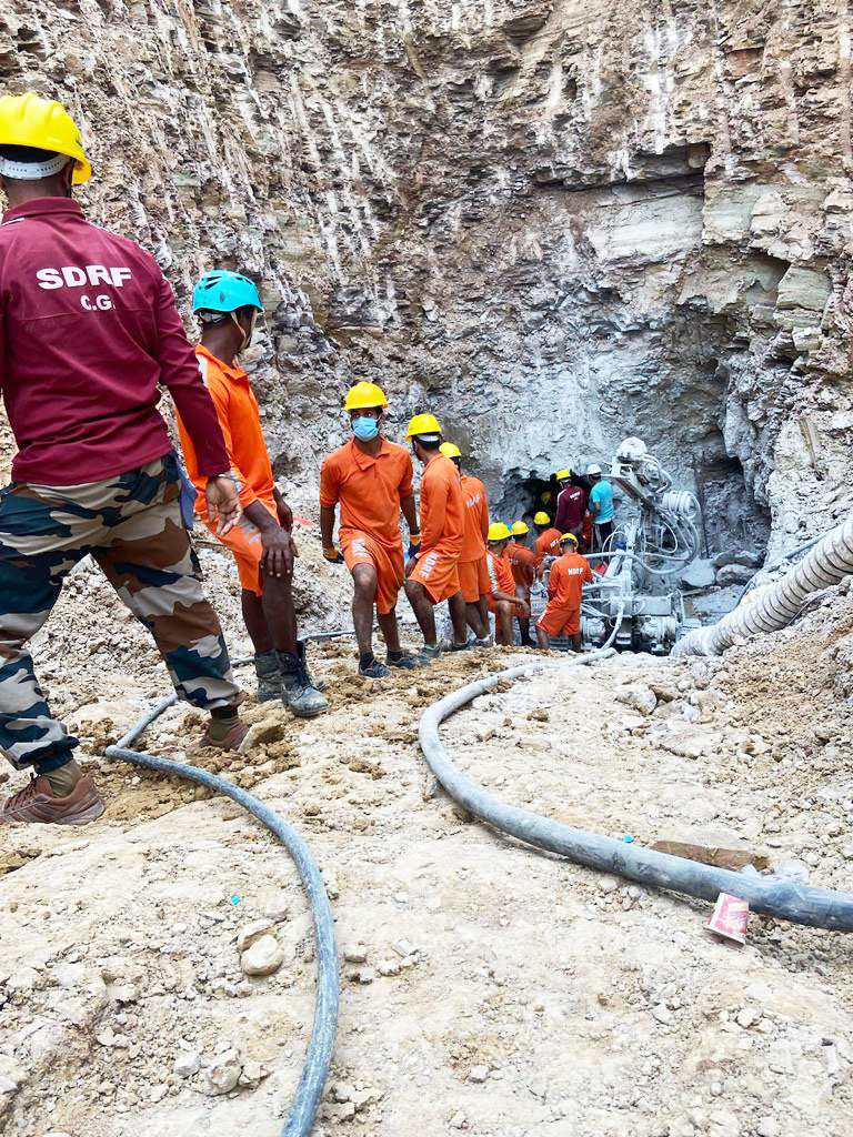 राहुल को बचाने में डटी रही एसईसीएल रेस्क्यू टीम