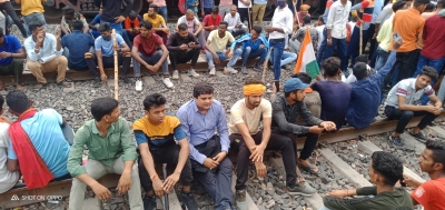 अग्निपथ के विरोध में झारखंड के पांच जिलों में ट्रैक और सड़कों पर उतरे युवा, कई ट्रेनें रोकी गयीं अग्निपथ के विरोध में झारखंड के पांच जिलों में ट्रैक और सड़कों पर उतरे युवा, कई ट्रेनें रोकी गयीं
