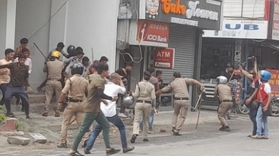 उत्तराखंड में भी 'अग्निपथ' को लेकर विरोध, सड़कों पर उतरे युवा, पुलिस ने किया लाठीचार्ज उत्तराखंड में भी 'अग्निपथ' को लेकर विरोध, सड़कों पर उतरे युवा, पुलिस ने किया लाठीचार्ज