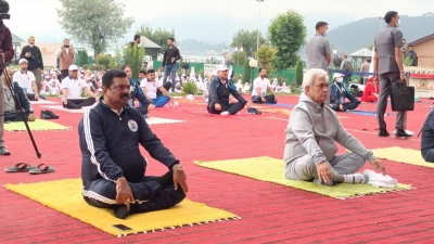 जम्मू-कश्मीर के उपराज्यपाल मनोज सिन्हा ने किया योग जम्मू-कश्मीर के उपराज्यपाल मनोज सिन्हा ने किया योग