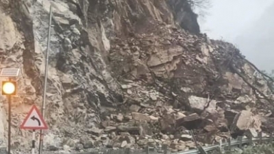 बारिश में चट्टान टूटने से हाईवे बंद, बद्रीनाथ धाम और हेमकुंड साहिब जा रहे यात्री फंसे बारिश में चट्टान टूटने से हाईवे बंद, बद्रीनाथ धाम और हेमकुंड साहिब जा रहे यात्री फंसे