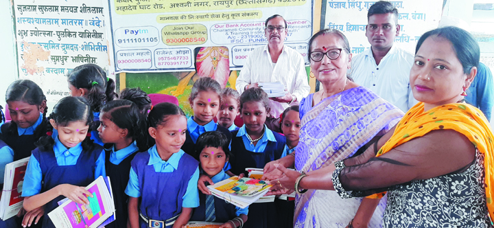 कान्दुल में शाला प्रवेश पर चरामेति ने 200 से ज्यादा बच्चों को कॉपियां बांटी