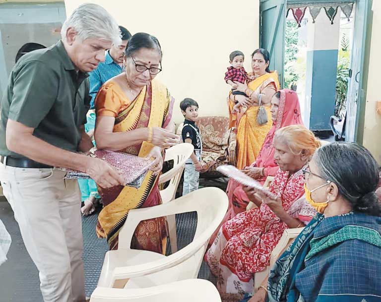 सभी आयु के जरूरतमंदों को चरामेति ने बांटे नए नाइट गाउन, टी शर्ट, फल एवं मिठाईयां